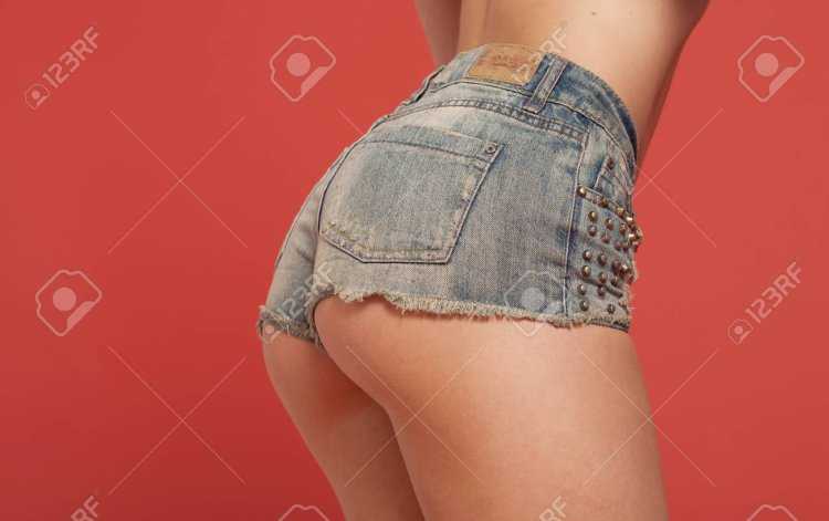 Женская попа в джинсовых шортах