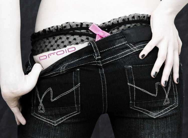 Спустила джинсы