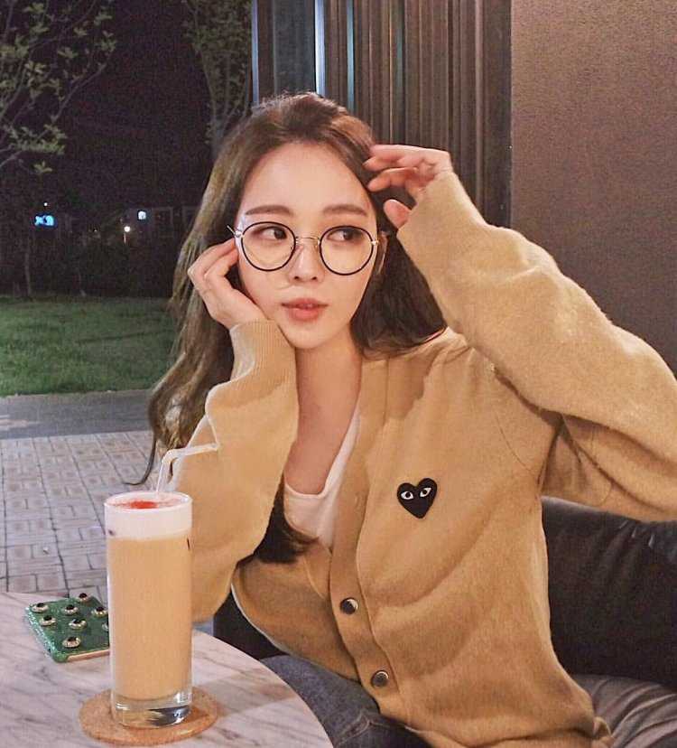 Корейская девушка с кофе