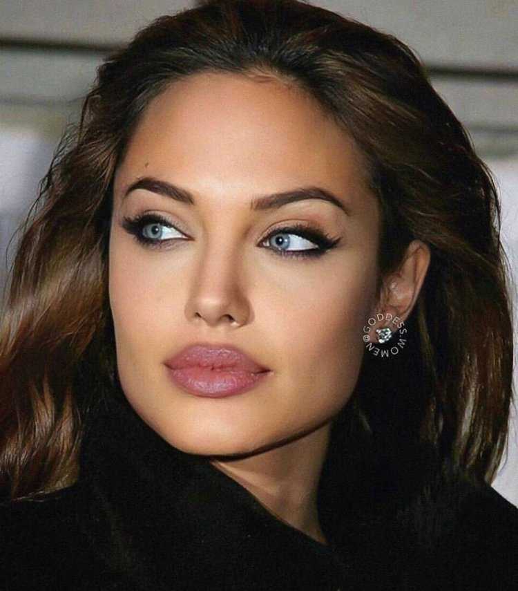 Анджелина Джоли в 30