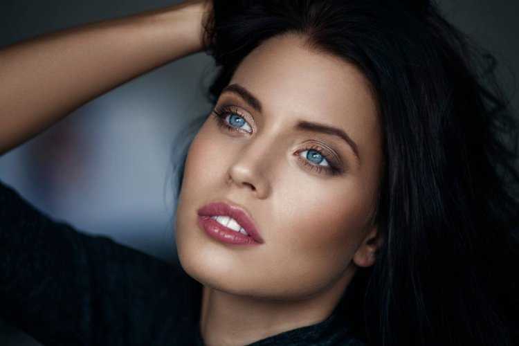 Макияж для шатенок с голубыми глазами