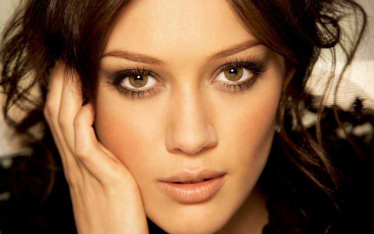 Хилари Дафф брюнетка