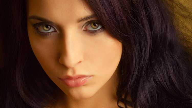 Брюнетка с желтыми глазами