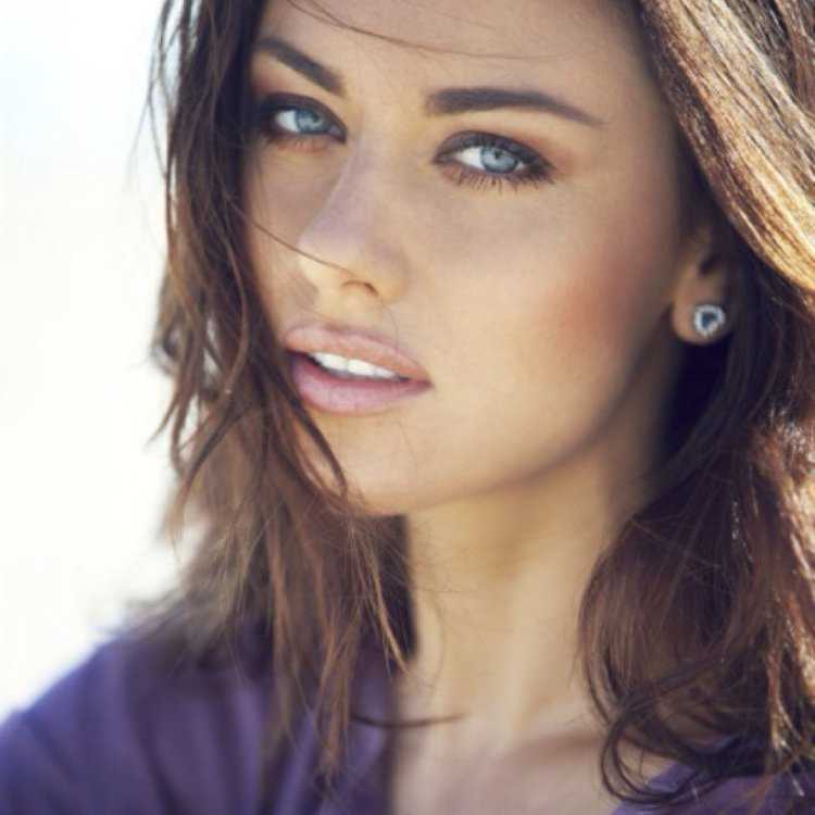 Звезды зеленоглазые брюнетки23