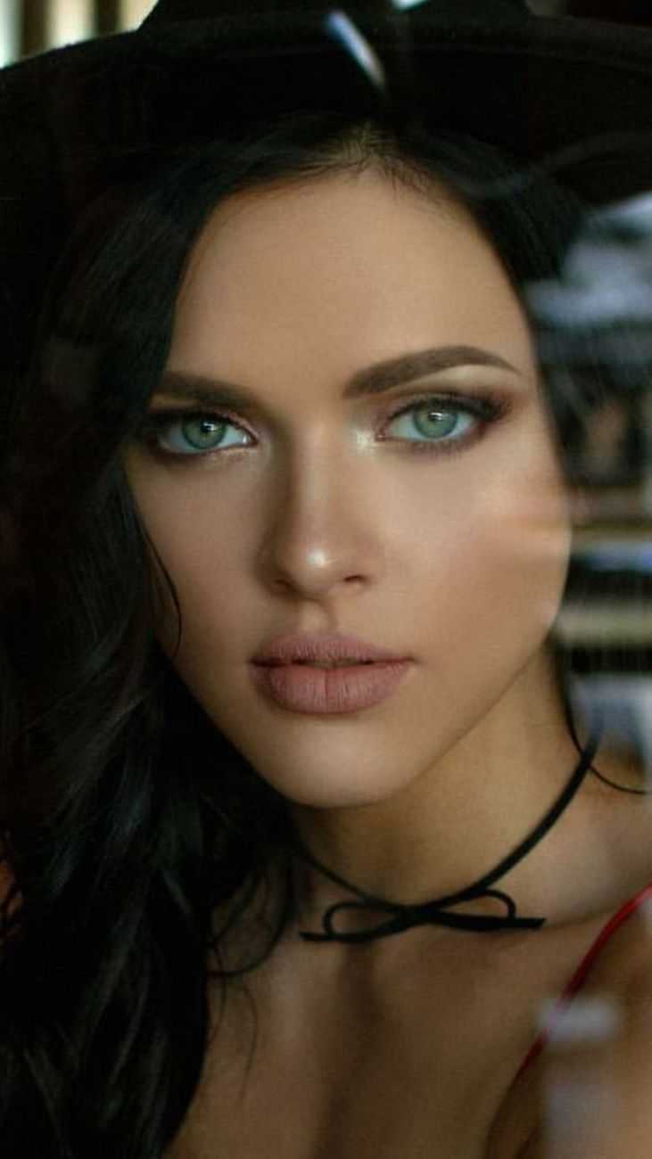 Красивые брюнетки с зелеными глазами