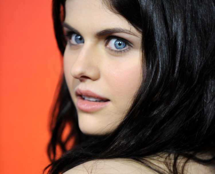 Александра Даддарио брюнетка