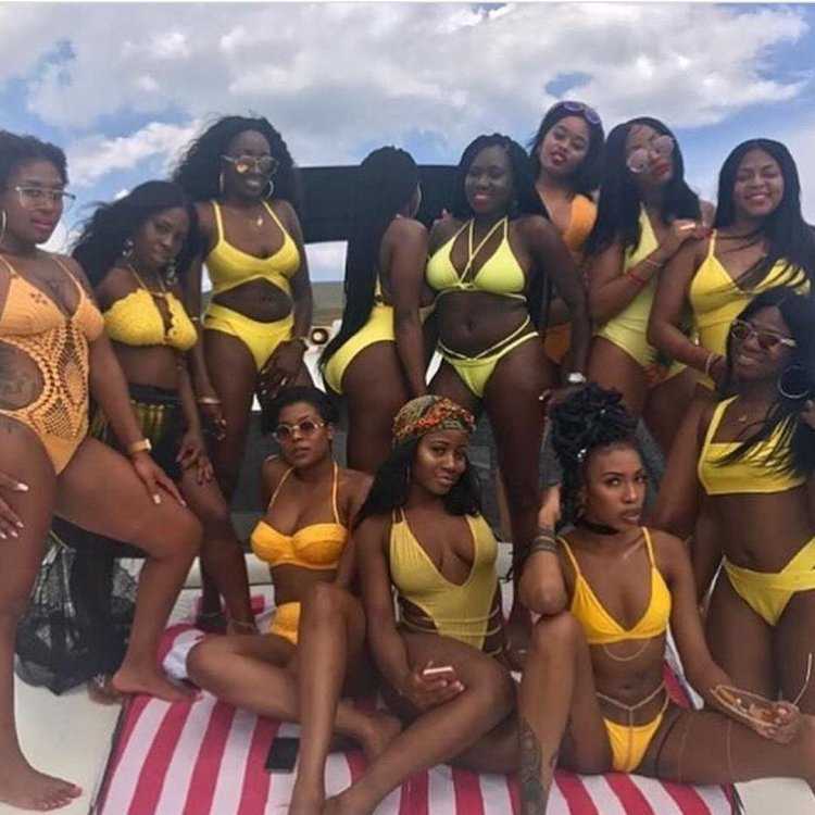 Темнокожая девушка в шортах