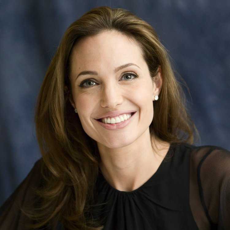 Анджелина Джоли