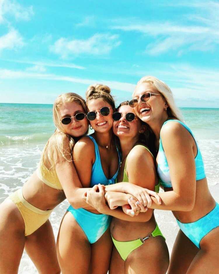 Подруги на пляже