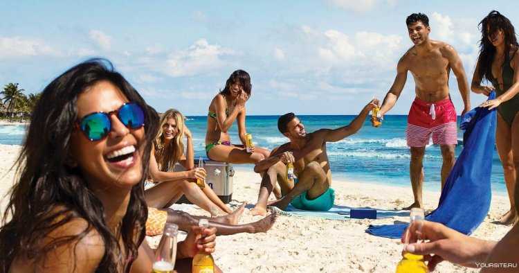 Люди отдыхают на пляже