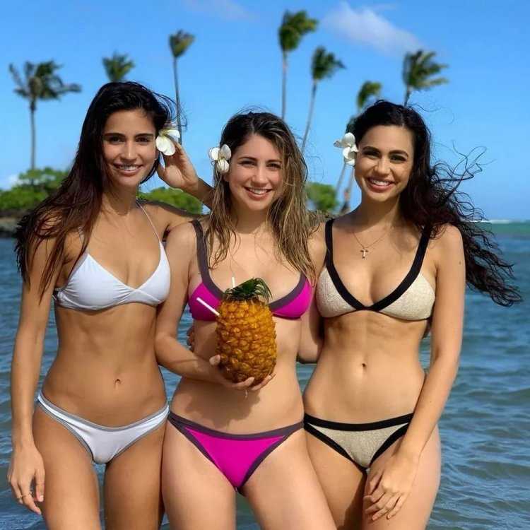 Девушки на пляже в купальниках