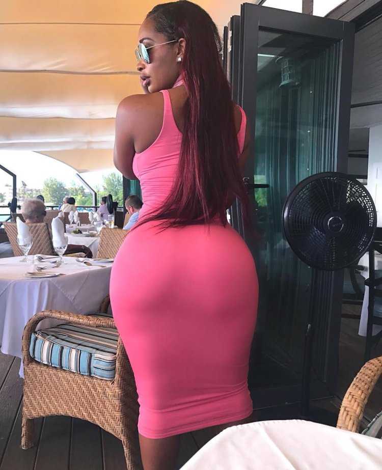 Модель плюс-сайз Софи Тернер ass