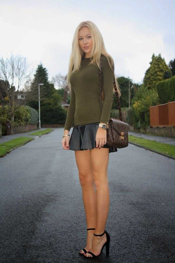 Девушки в коротких юбках