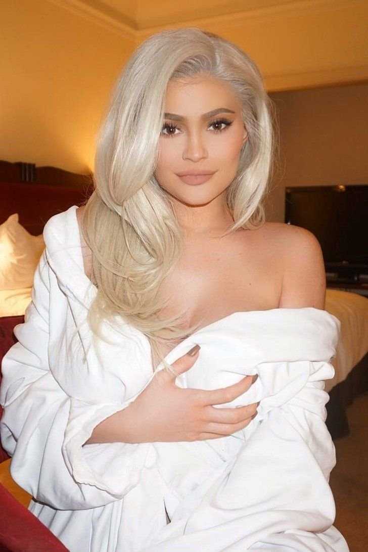 Кайли Дженнер блондинка