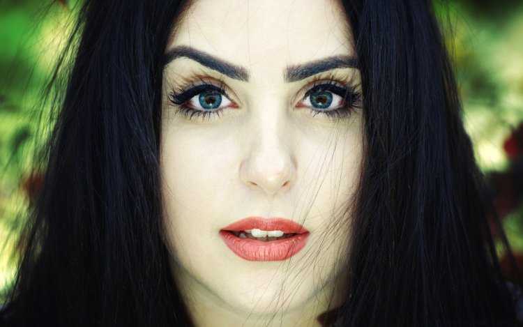 Черные волосы и зеленые глаза