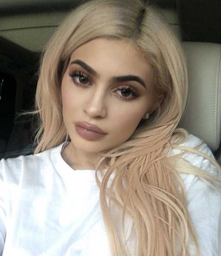 Кайли Дженнер блонд