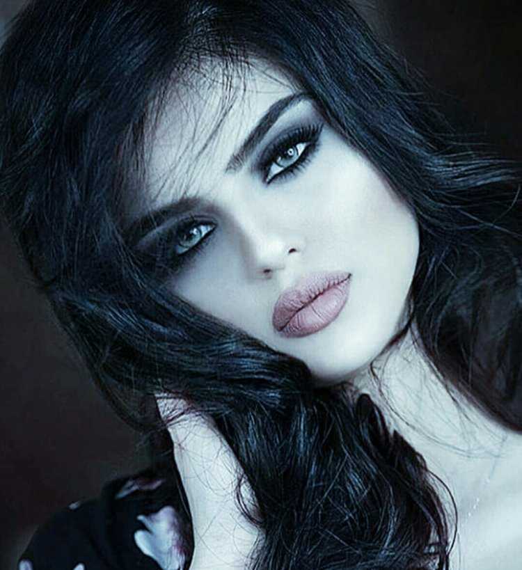 Красавица с черными волосами