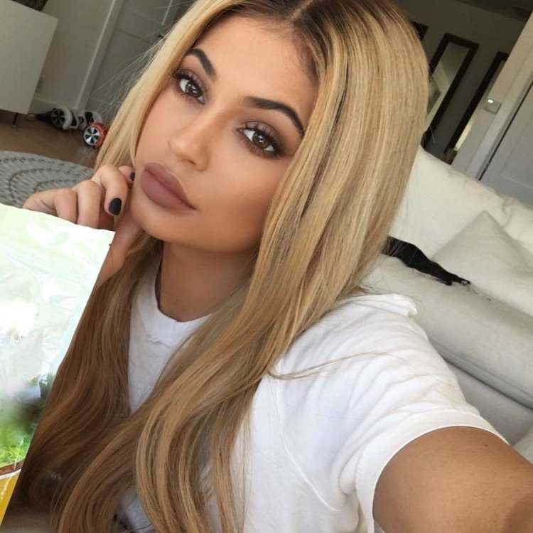 Кайли Дженнер блондинка