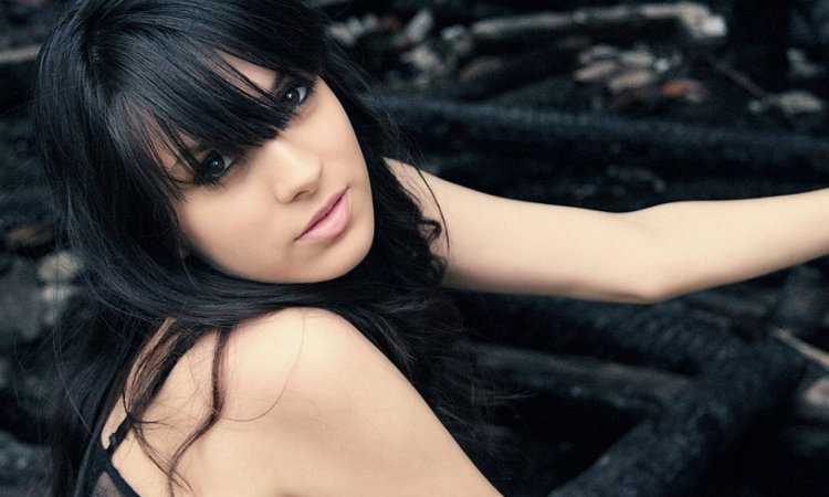 Армянка с челкой12