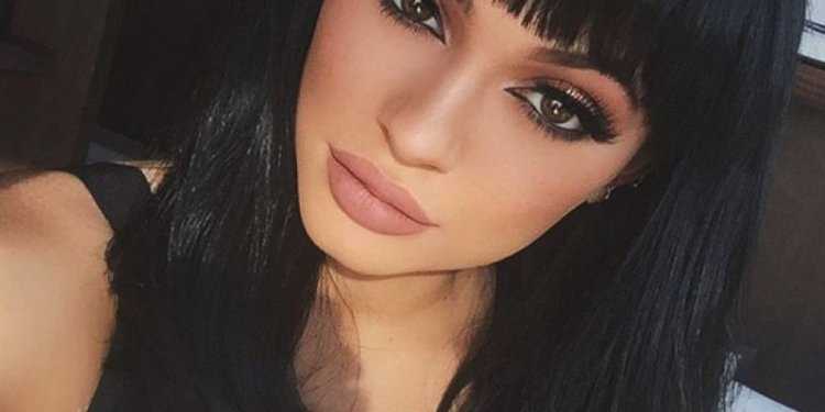 Кайли Дженнер с челкой