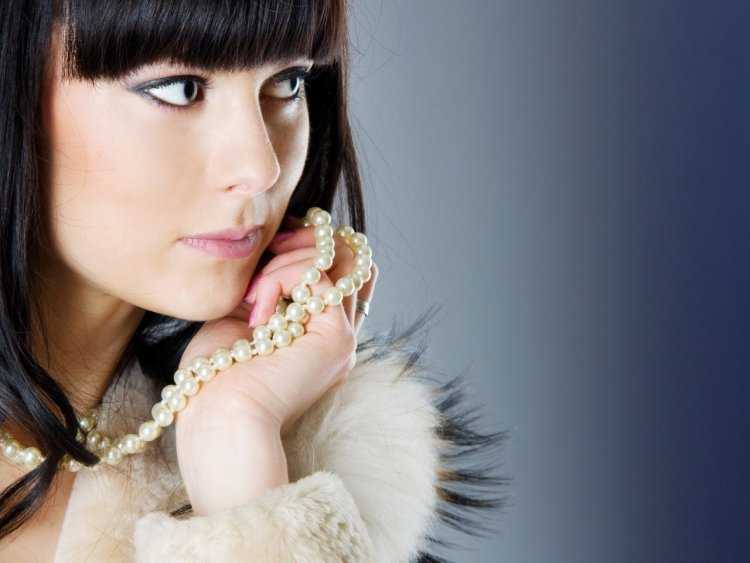 Девушка с жемчужными бусами