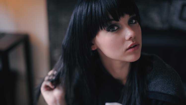 Армянка с челкой1