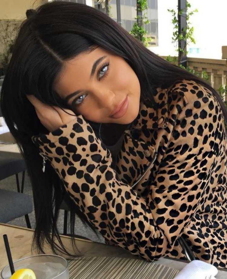 Кайли Дженнер с черными волосами