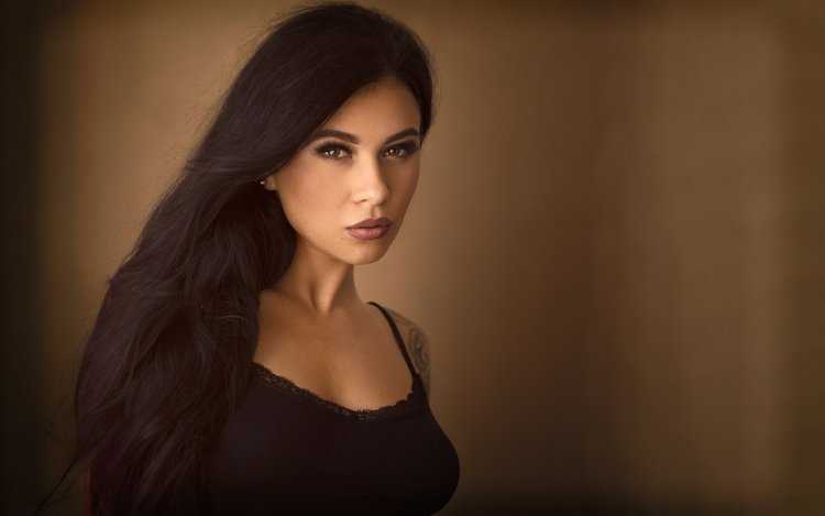 Красивая брюнетка армянка