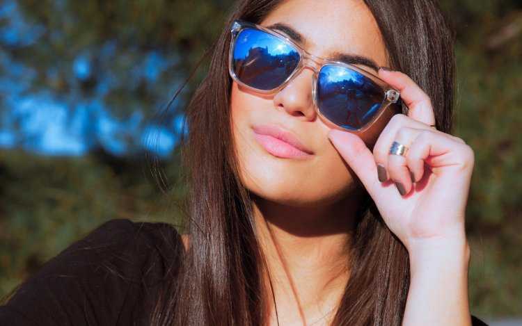 Девушка в солнечных очках