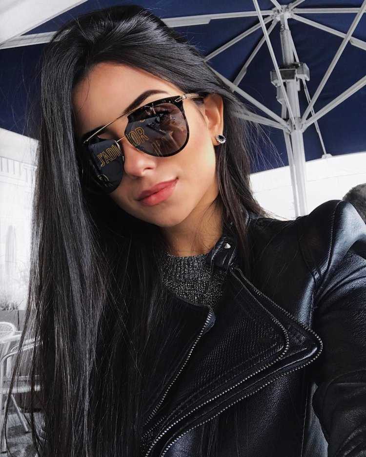 Красивая брюнетка в очках