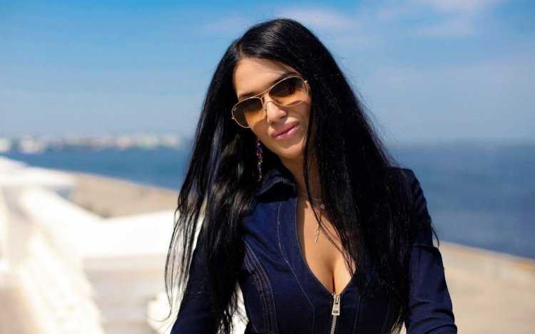 Брюнетки с длинными волосами