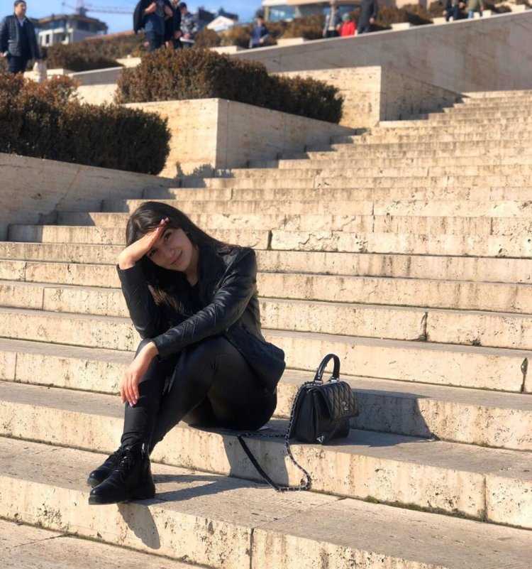 Девушки на улицах Еревана