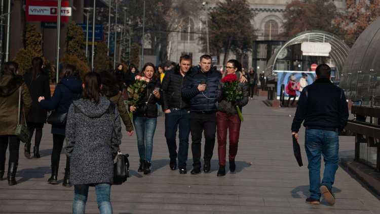 Люди в Армении на улице