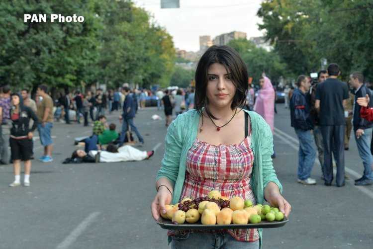 Ереван люди на улице