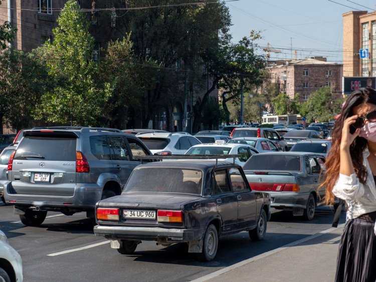 Красивые девушки на улице Ереван