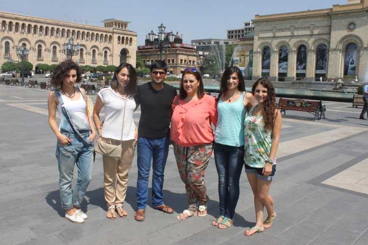 Ереван люди на улице