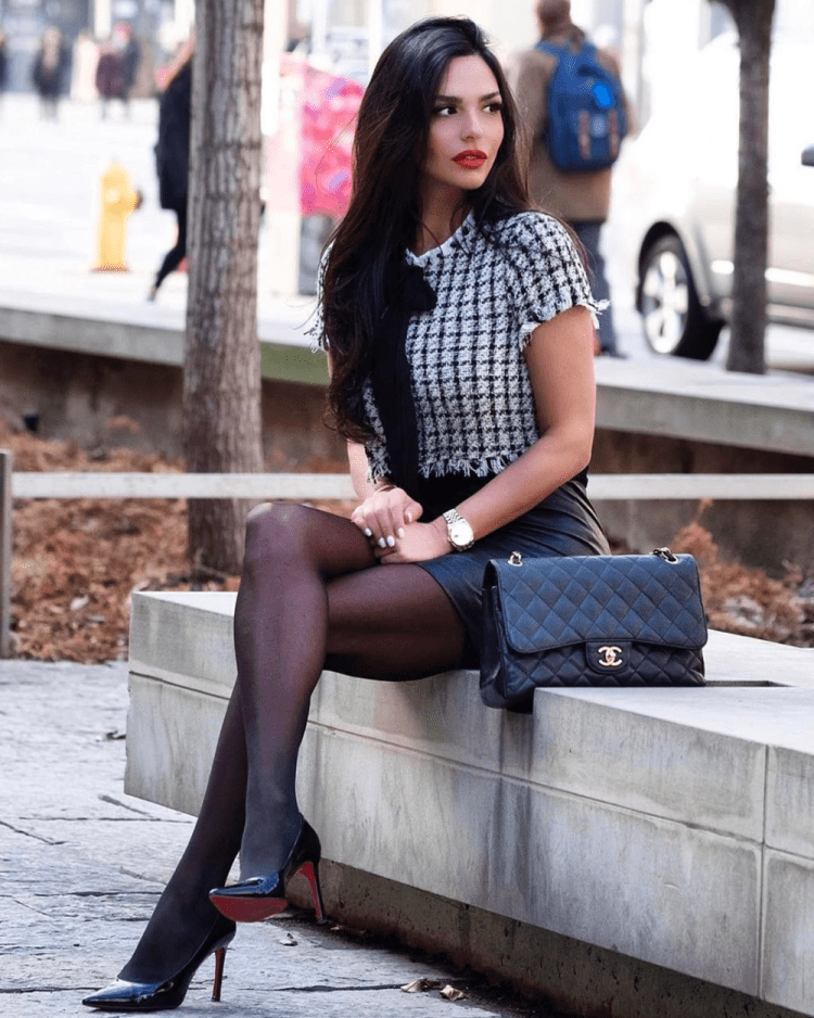 Красивая в колготках на улице