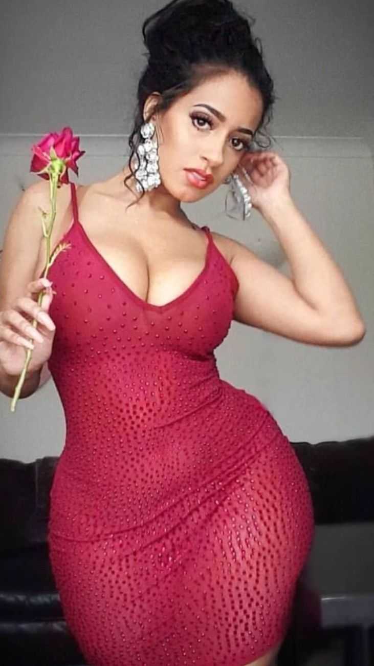 Брюнетка в Красном Вечернем платье