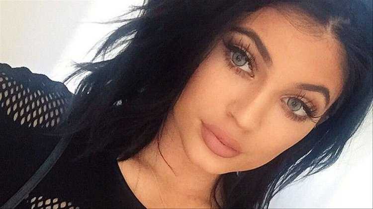 Кайли Дженнер зеленые глаза