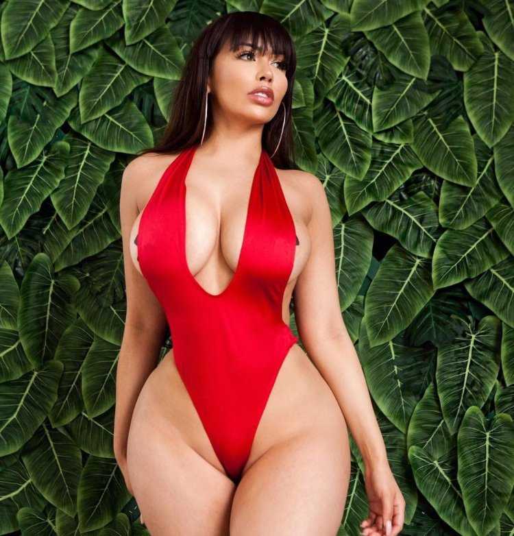 Японки в купальниках