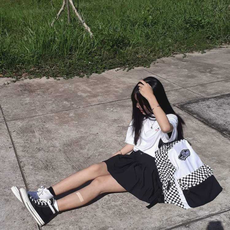 Кореянка на улице без лица