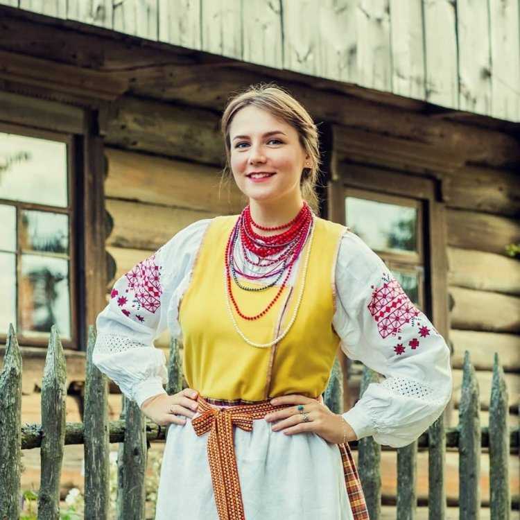 Белорусская девушка в национальном костюме