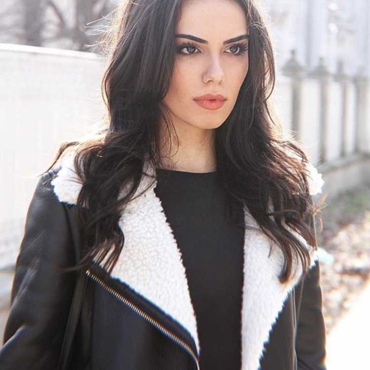 Турецкая актриса Озгю Кая