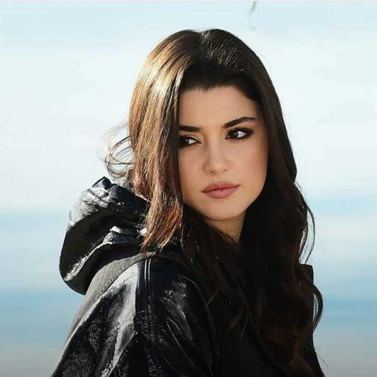 Турецкая актриса Ханде Эрчел