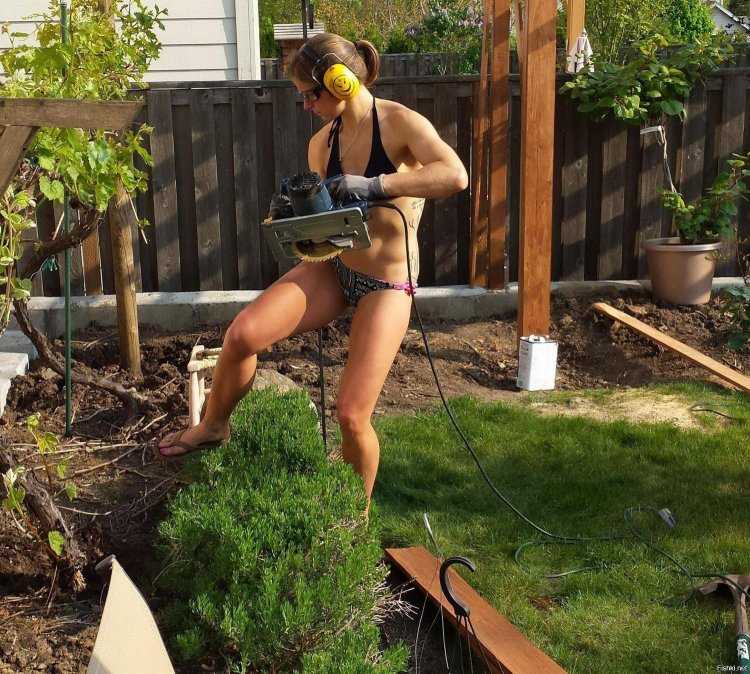 Женщины на даче летом