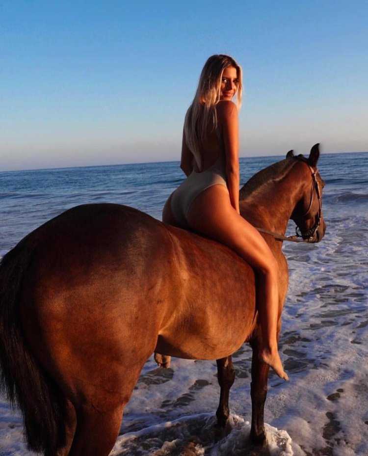 Sarah Kohan на лошади