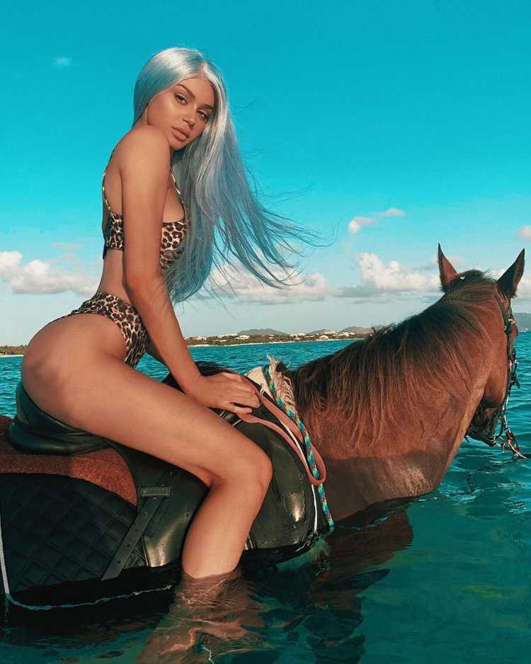 Девушка на коне