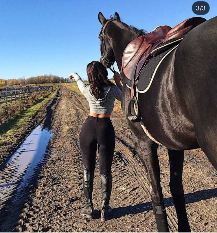 Девушка с конским