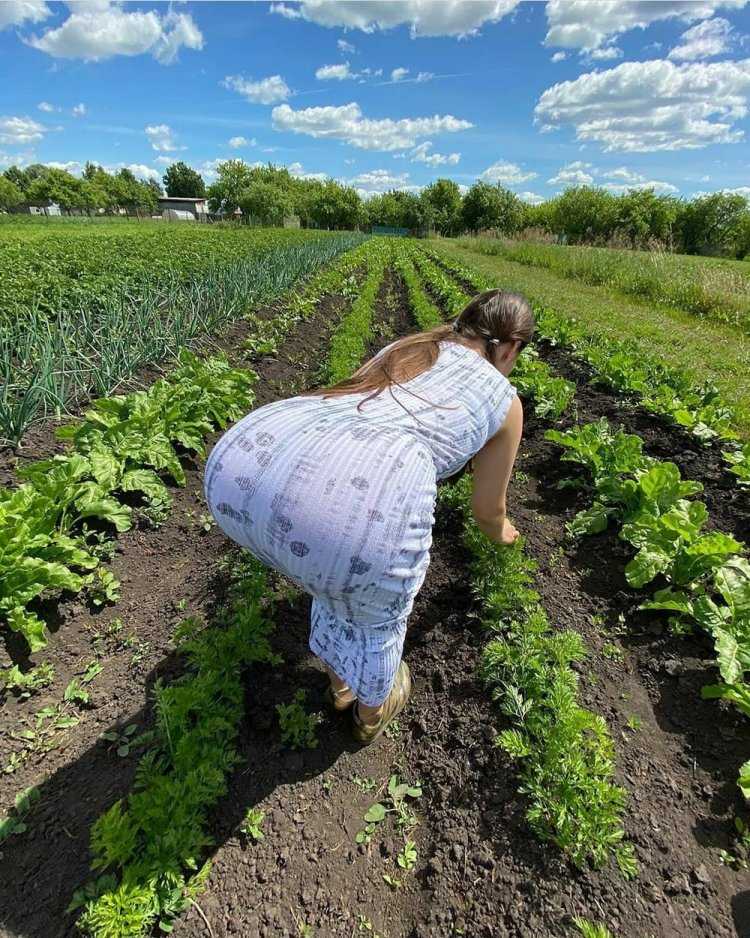Девушка на грядке