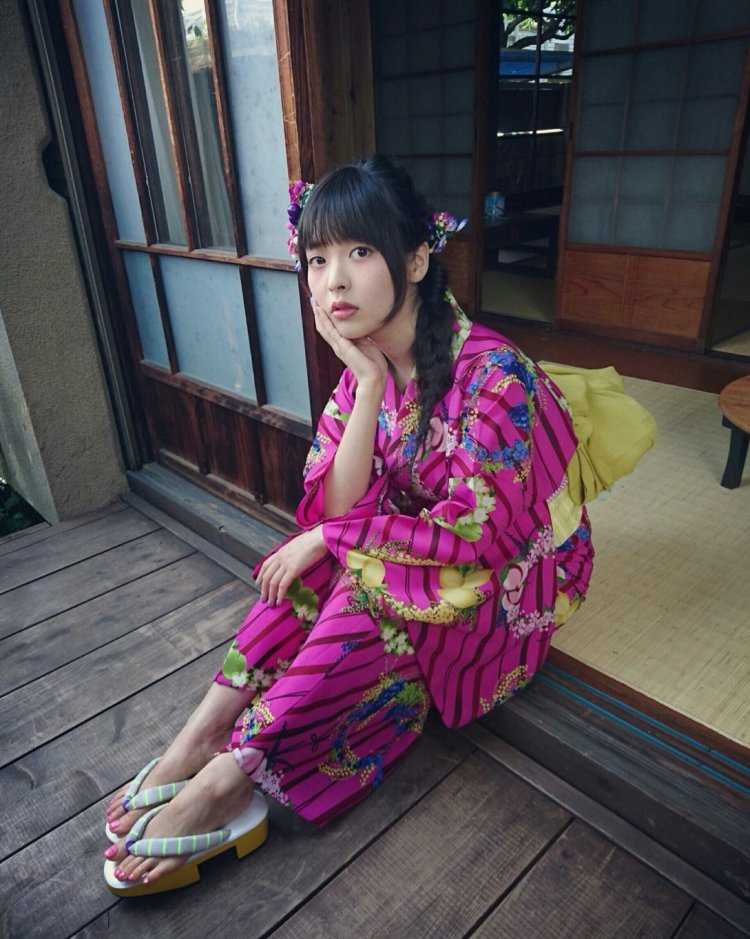 Девушка в кимоно босиком